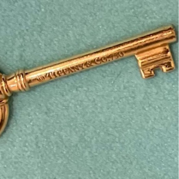 AUTHENTIC TIFFANY & CO 18k YG LARGE KEY CHARM. Unisex - Picture 12 of 14